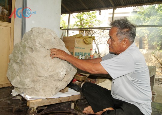 Hòn[-]đá[-]thơm[-]kỳ[-]lạ[-]của[-]lão[-]nông[-]An[-]Giang